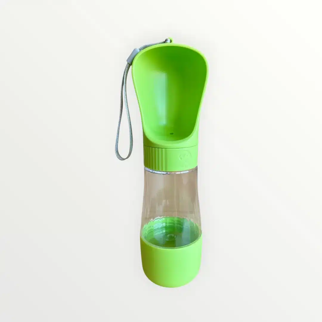 Grön reseflaska för husdjur med vatten och mat, 25 cm hög, 300 ml, i skick 'Som ny'.