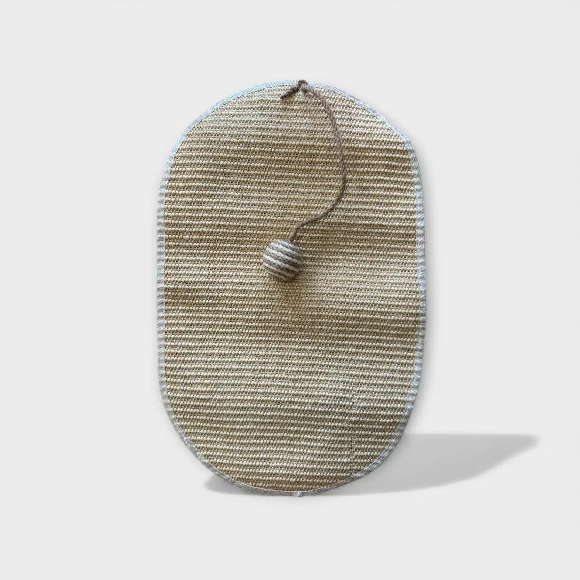 Kattklösmatta i sisal med lekfull musleksak, grå och beige.