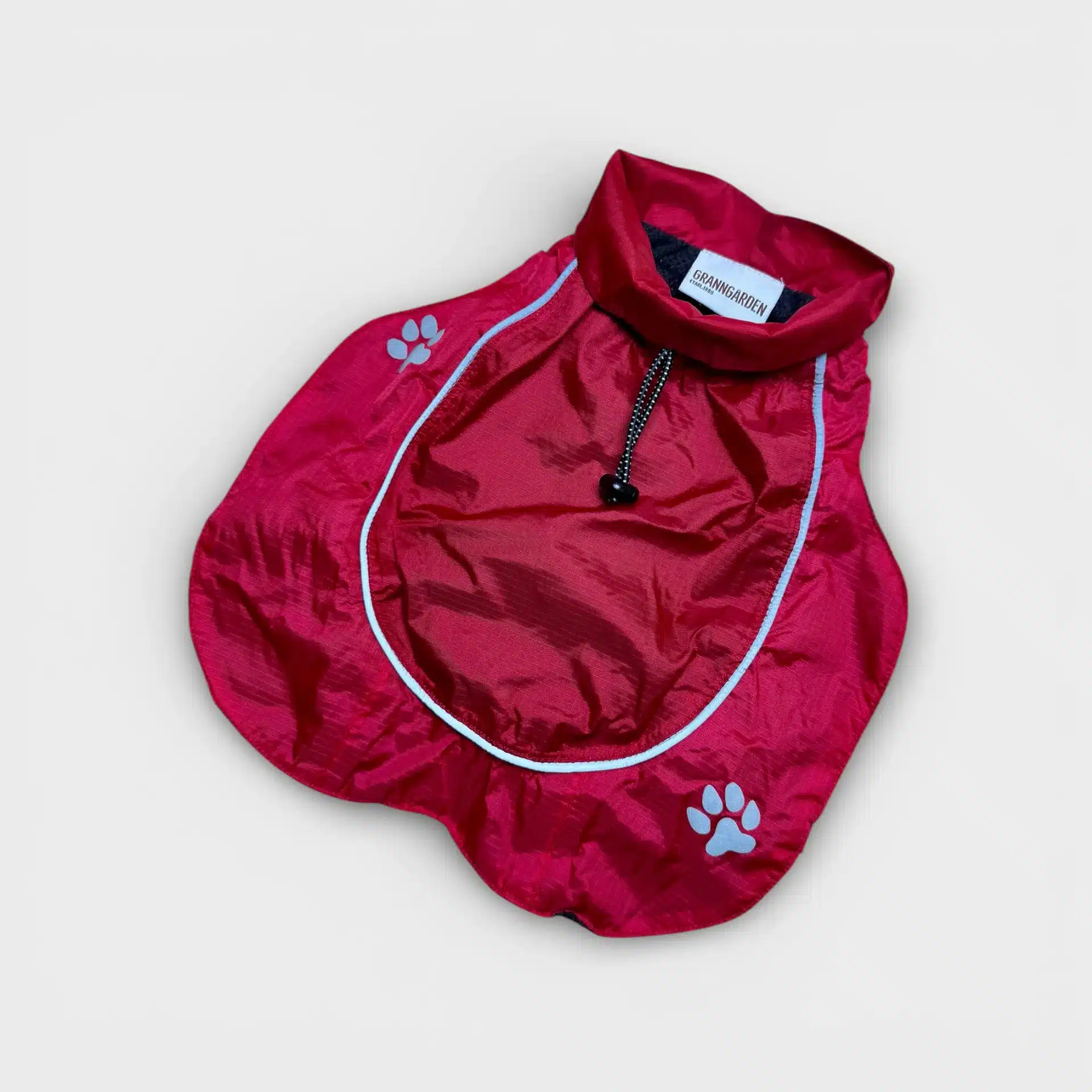 Granngården dog raincoat in red and black with reflectors, back length 25 cm. Very good condition.